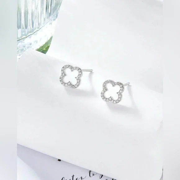 S925Stamped Silver Clover Design Earrings NWT - Picture 3 of 6